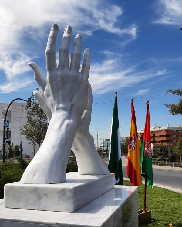 La escultura en mármol Blanco Macael de las “Manos que aplauden